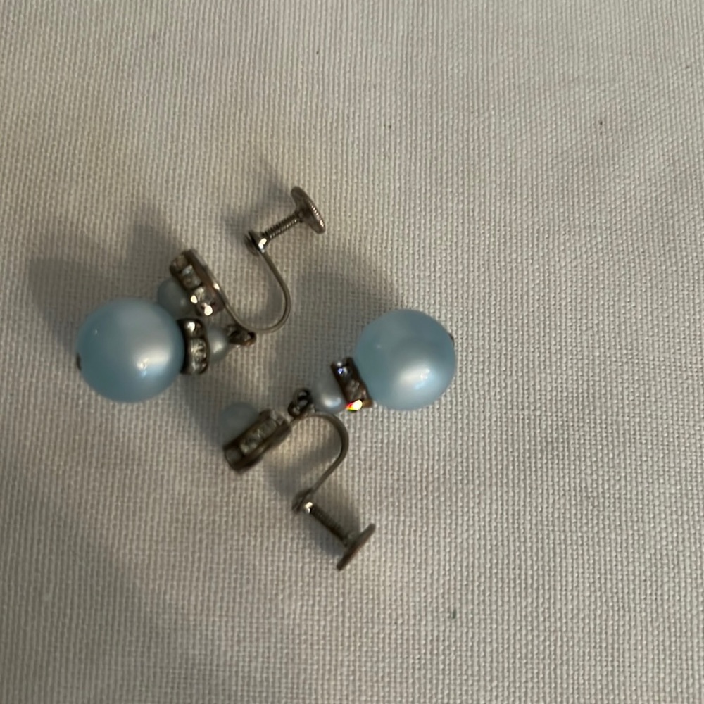 Vintage Beautiful Baby Blue Clip-On Earrings - Gem